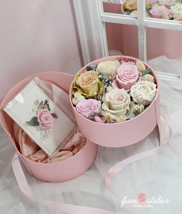 floral gift box made with preserved flowers and dried flowers